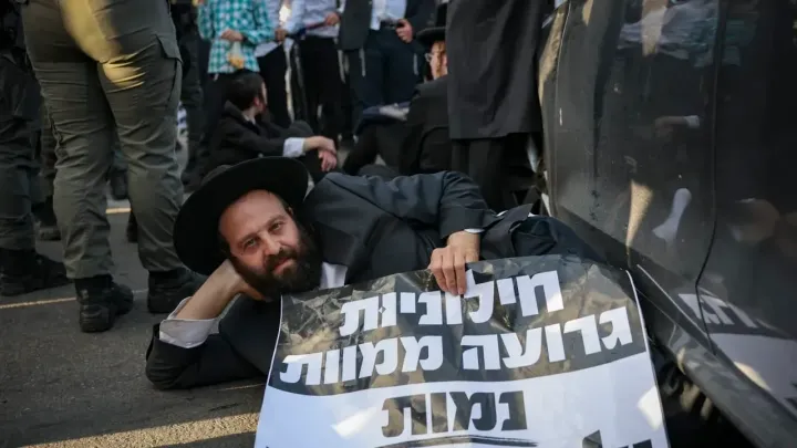 الحريديم يتظاهرون احتجاجاً على التجنيد ويقتحمون منزل رئيس الشرطة العسكرية الإسرائيلية