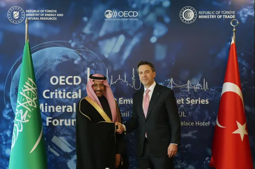 إسطنبول.. وزير الطاقة التركي يبحث مع وزراء عرب آفاق التعاون