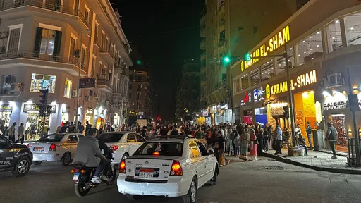 بعد شهر من أزمة الطاقة.. عودة الحياة إلى طبيعتها في شوارع القاهرة وأجواء السهر تنير المدينة
