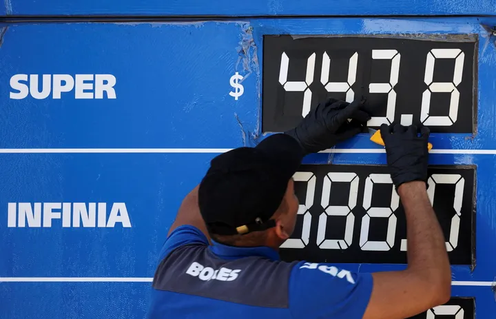 Pétrole: les cours rebondissent après la sortie des EAU de l’OPEP