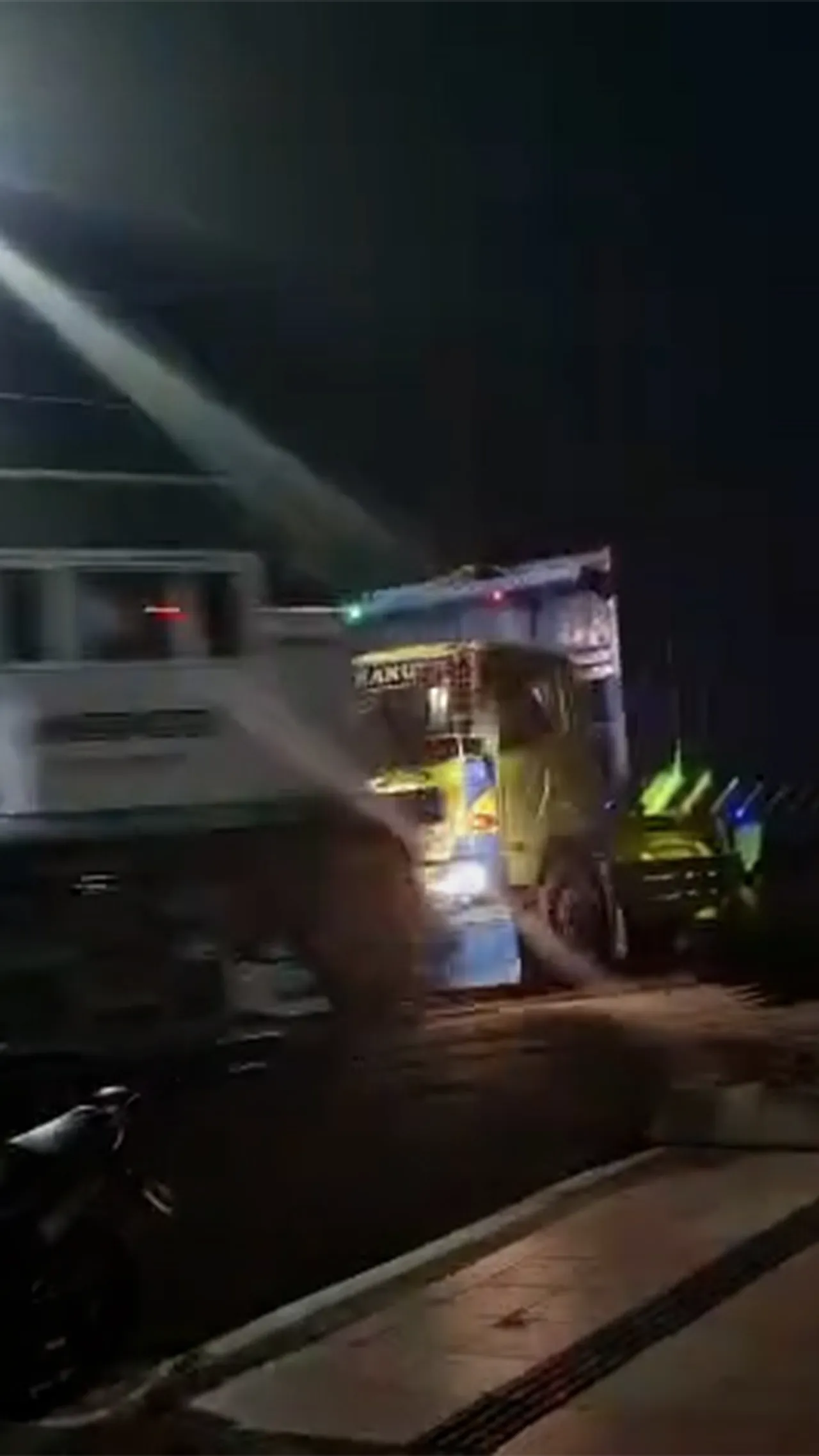 Kereta KA Dhoho tabrak truk mogok di perlintasan Blitar