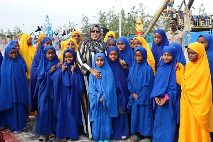 Marwada Koowaad Sahro Cumar Xasan oo Booqasho ku Tagtay Xarunta Daryeelka Carruurta Agoonta ah