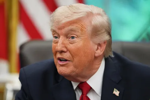 ترمب يدرس توجيه ضربة سريعة وقوية إلى طهران.. والبحرية الإيرانية تهدّد القوات الأمريكية قرب هرمز