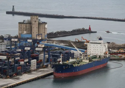 Oil climbs as US eyes extended Iran blockade, deepening supply fears