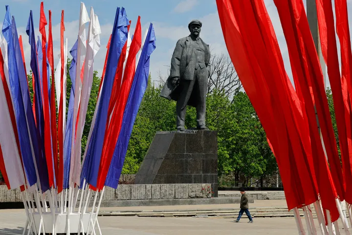 Rusland en Oekraïne kondigen rivaliserende wapenstilstanden aan rond 9 mei