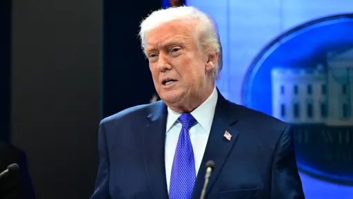 ترمب يضغط على إيران لإبرام اتفاق سريع وسط توجّه أمريكي لحصار بحري مطوّل