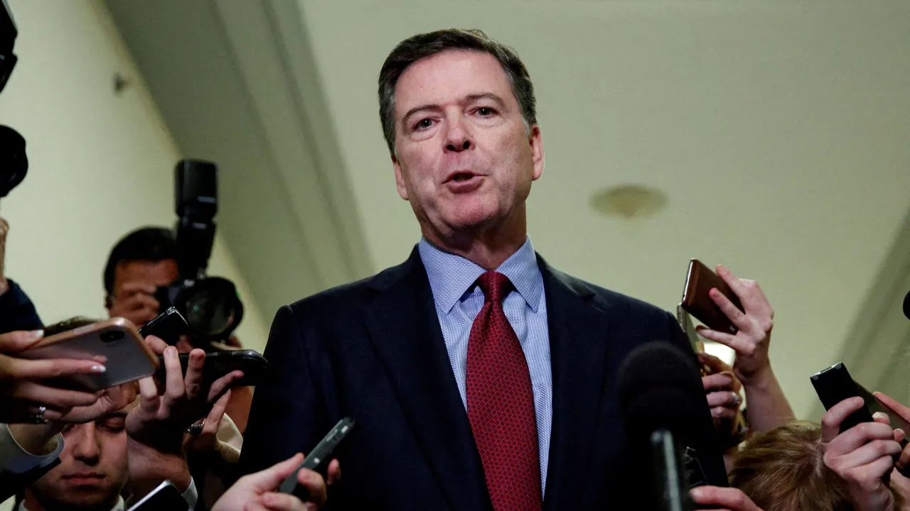 بسبب رقم مكتوب بالأصداف.. القضاء الأمريكي يتّهم مدير FBI السابق بتهديد حياة ترمب