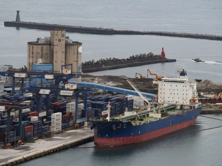 Preços do petróleo disparam à medida que os EUA ponderam prolongar o bloqueio ao Irão