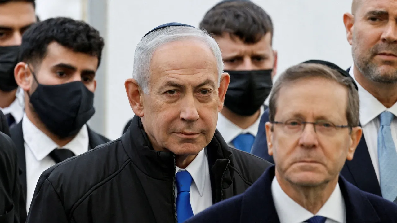 Netanyahu comparece em tribunal em julgamento de corrupção pela primeira vez desde início da guerra