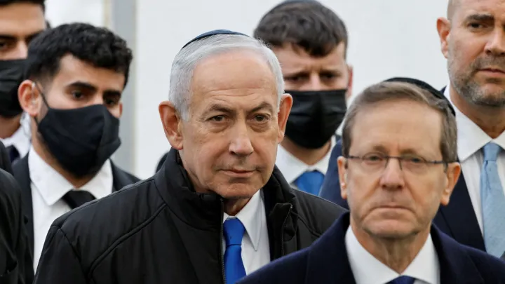 Netanyahu comparece em tribunal em julgamento de corrupção pela primeira vez desde início da guerra