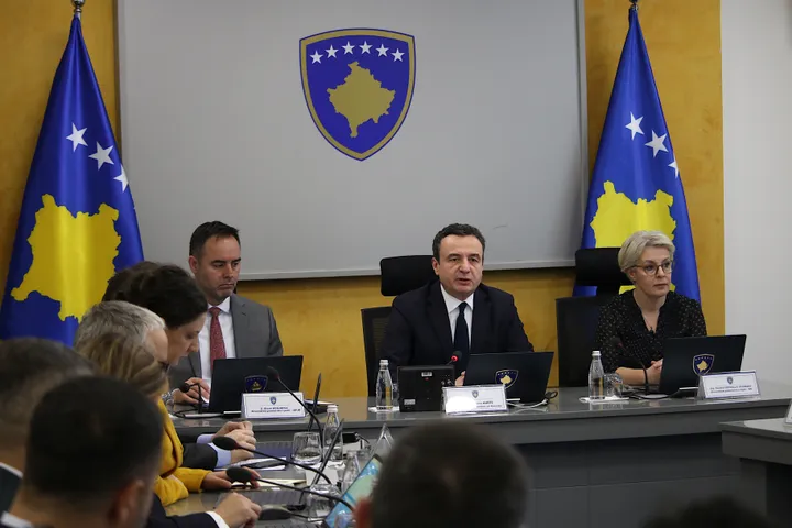 Qeveria e Kosovës miraton ligjin për “çmimet tavan”