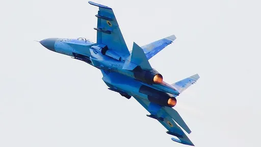 Aeroplani luftarak rus Su-30 bie në Krime