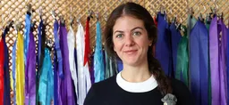 Moda sostenible desde Estambul: una diseñadora turca transforma velas desechadas en piezas de diseño