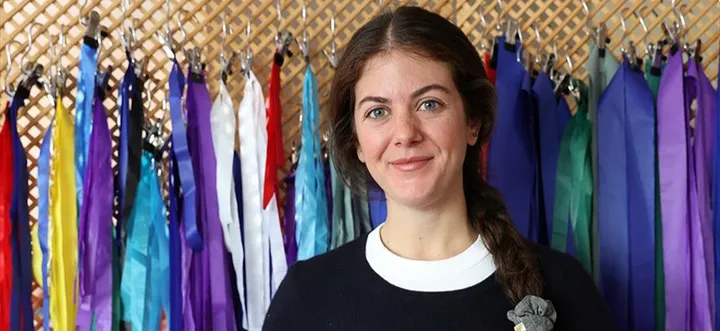 Moda sostenible desde Estambul: una diseñadora turca transforma velas desechadas en piezas de diseño