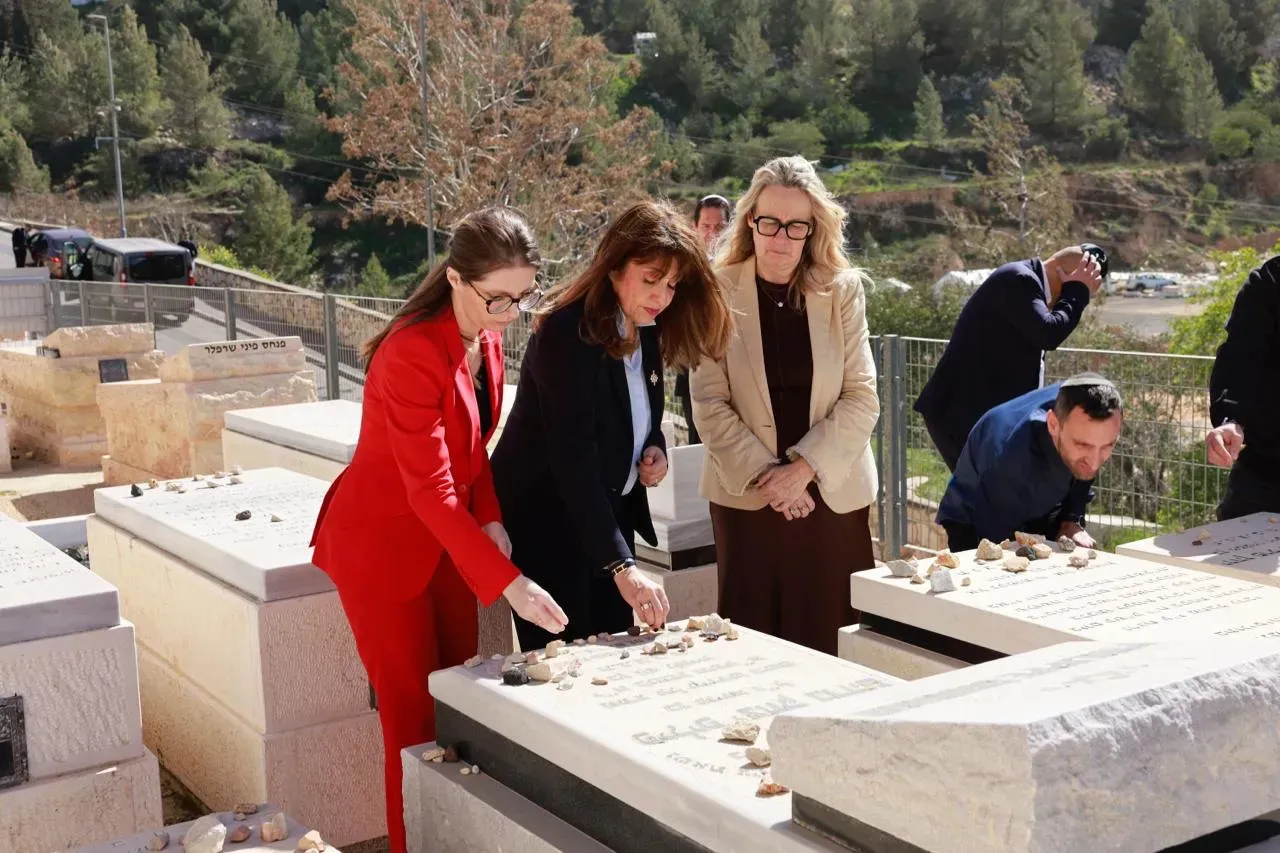 France: plus de 150 000 signatures contre la loi Yadan