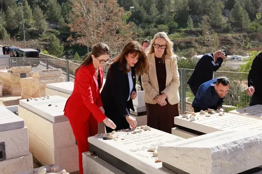 France: plus de 150 000 signatures contre la loi Yadan