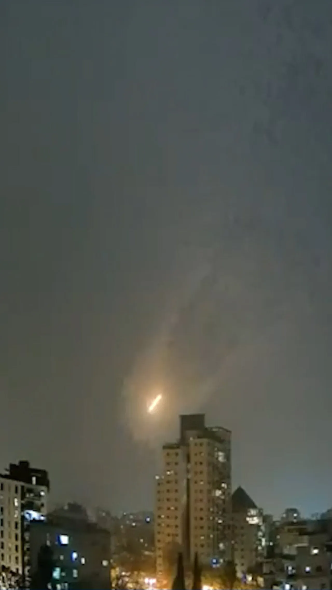 Bangunan hancur di kota Petah Tikva Israel akibat serangan rudal dari Iran