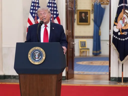 Trump promete atacar mais infraestruturas do Irão enquanto países procuram abrir o Estreito de Ormuz