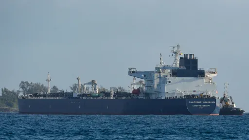 Россия шлет Кубе второй спасательный танкер