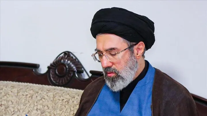 "توجيهات جديدة".. إعلام إيراني: المرشد الأعلى يلتقي قائد مقر خاتم الأنبياء