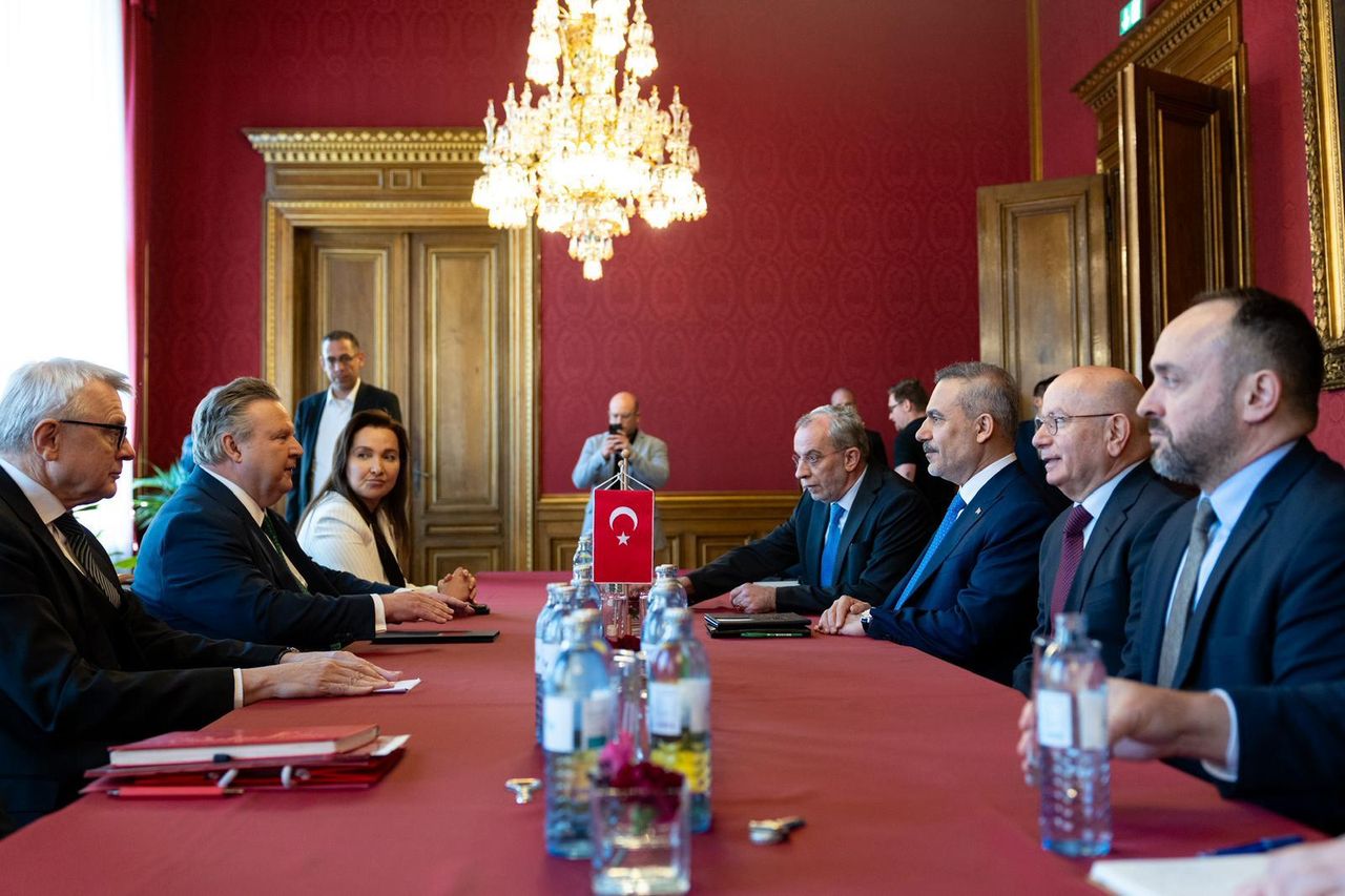 Kryediplomati turk Fidan takohet me guvernatorin dhe kryetarin e Vjenës