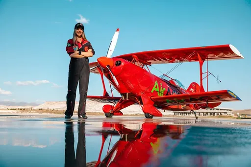 Semin Ozturk Sener, la mujer del cielo que lleva la bandera de Türkiye a espectáculos aéreos