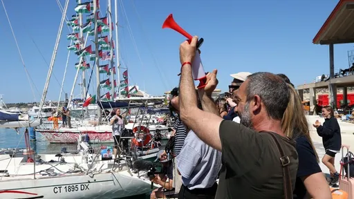 Aktivistët e Flotiljes Globale Sumud thonë se po iu afrohen fregata dhe anije luftarake