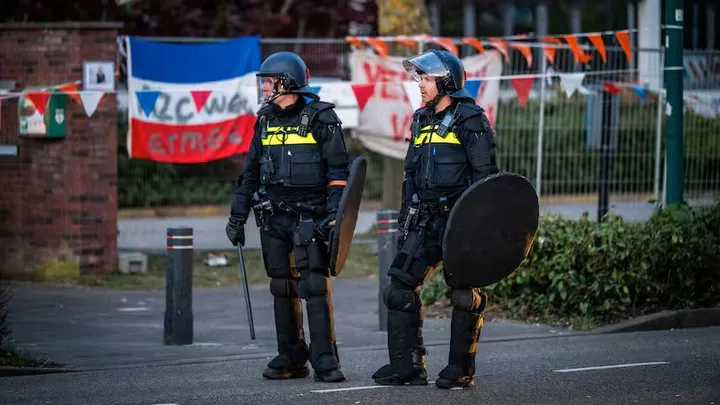 Agent gewond tijdens demonstratie tegen asielcentrum in Loosdrecht