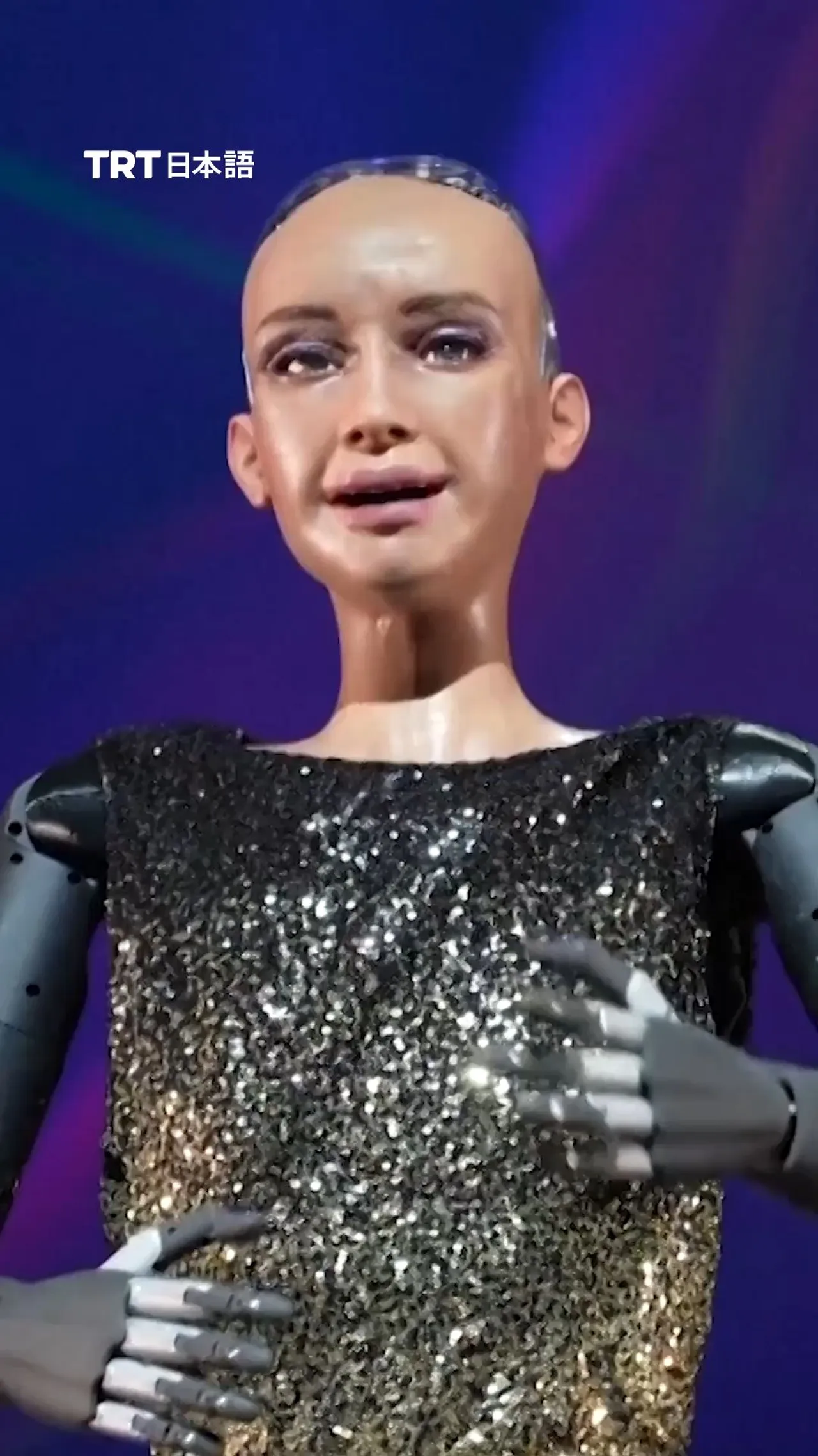 ソフィアというロボット、AIテーマのコンサートでオーケストラと共に歌唱