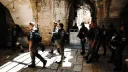 الاحتلال يُبعد حراساً في الأقصى ويعتدي على فلسطينيين في شعفاط وسلوان بالقدس
