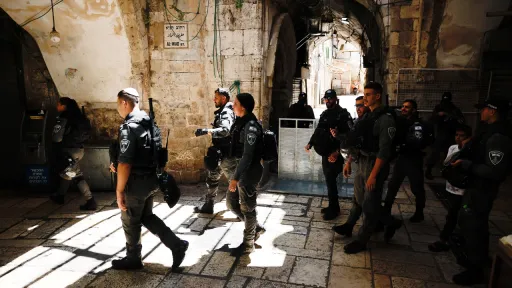 الاحتلال يُبعد حراساً في الأقصى ويعتدي على فلسطينيين في شعفاط وسلوان بالقدس