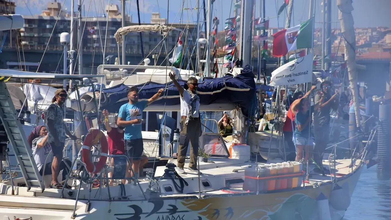 اسرائیل ناوگان جهانی صمود عازم غزه را متوقف کرد؛ فعالان از اختلال در ارتباطات خبر دادند