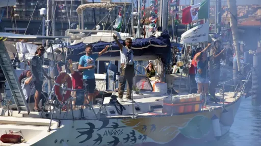 اسرائیل ناوگان جهانی صمود عازم غزه را متوقف کرد؛ فعالان از اختلال در ارتباطات خبر دادند