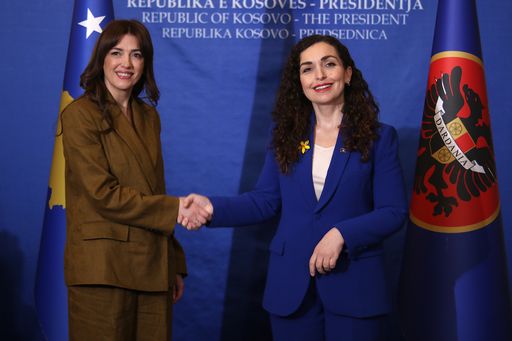 Presidentja Osmani përfundon mandatin 5 vjeçar  i dorëzon detyrën kryeparlamentares Haxhiu