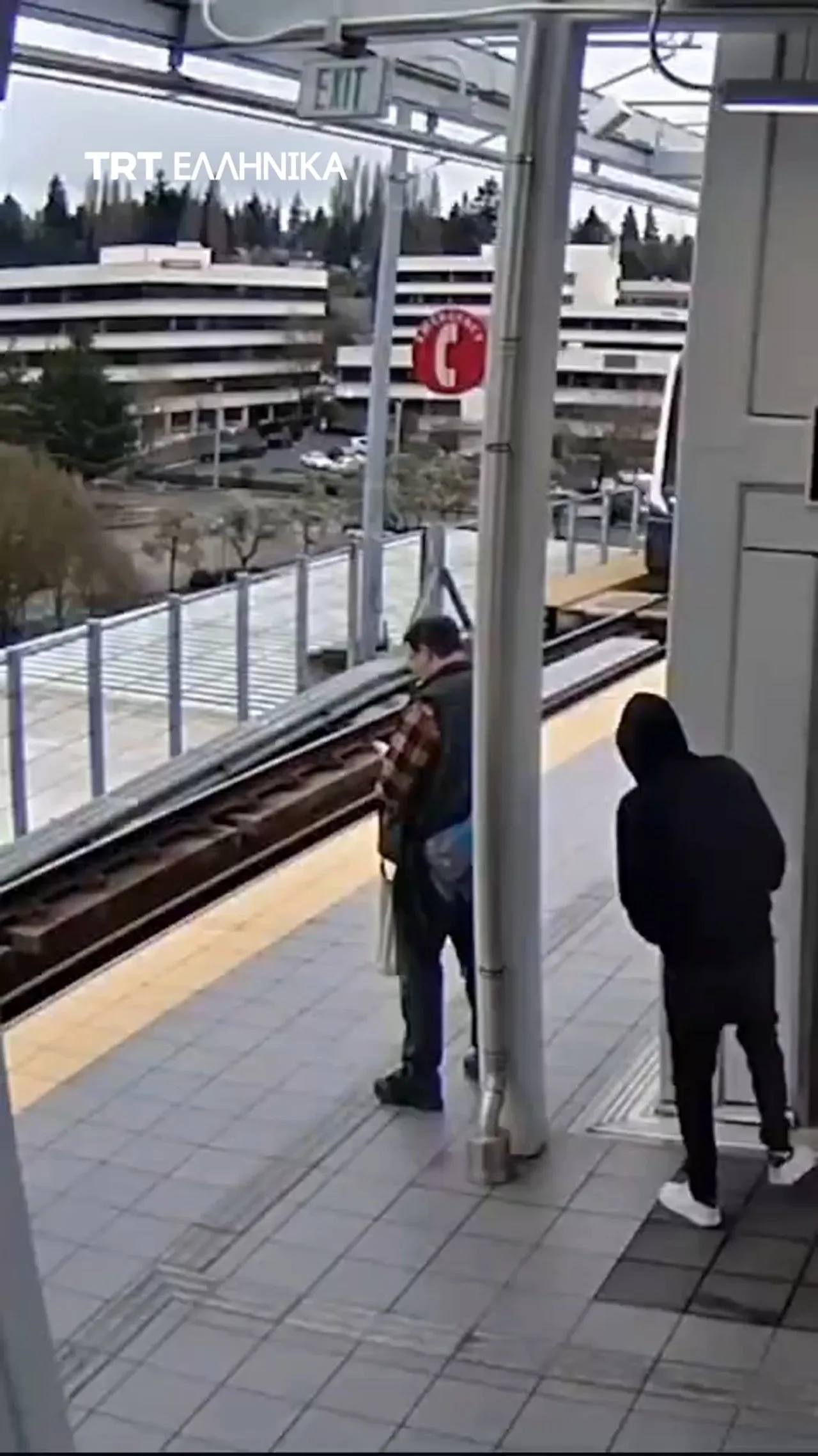 Στο Σιάτλ, ένας άνδρας έσπρωξε έναν άγνωστο προς το τρένο που πλησιάζε