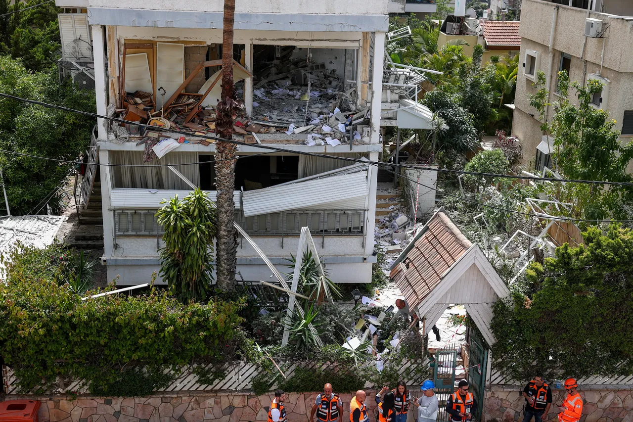 صواريخ إيرانية تضرب تل أبيب واستهداف منشآت نووية وبتروكيماوية في إيران وسط تحذيرات "الطاقة الذرية"