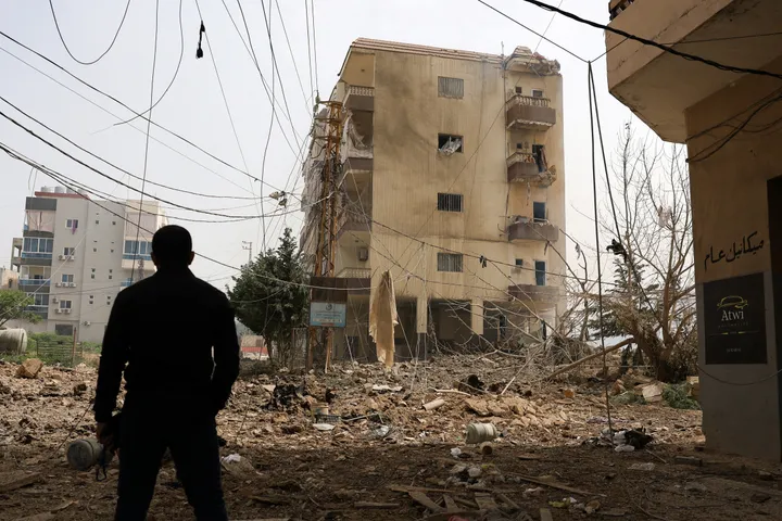 Israel mantiene bombardeos sobre Líbano, mientras Hezbollah anuncia ataques contra asentamientos