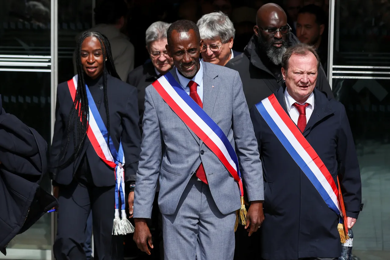 Emmanuel Macron soutient le maire de Saint-Denis… un peu tard