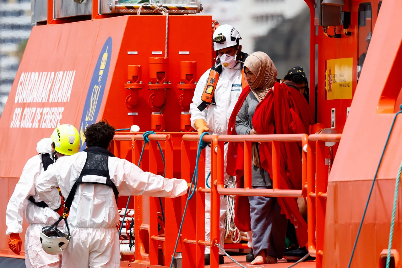 ایټالیا ته نږدې د کډوالو د کښتۍ د ډوبېدو له امله لسګونه کسان لا درکه شوي دي