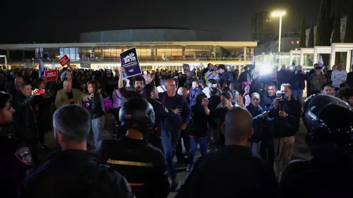 الشرطة الإسرائيلية تفرّق مظاهرة بتل أبيب رافضة للحرب على إيران وتعتقل 17 محتجاً