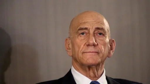 Израилдин мурдагы премьер-министри Ольмерт Батыш Шериада согуш кылмыштары болуп жатканын эскертти