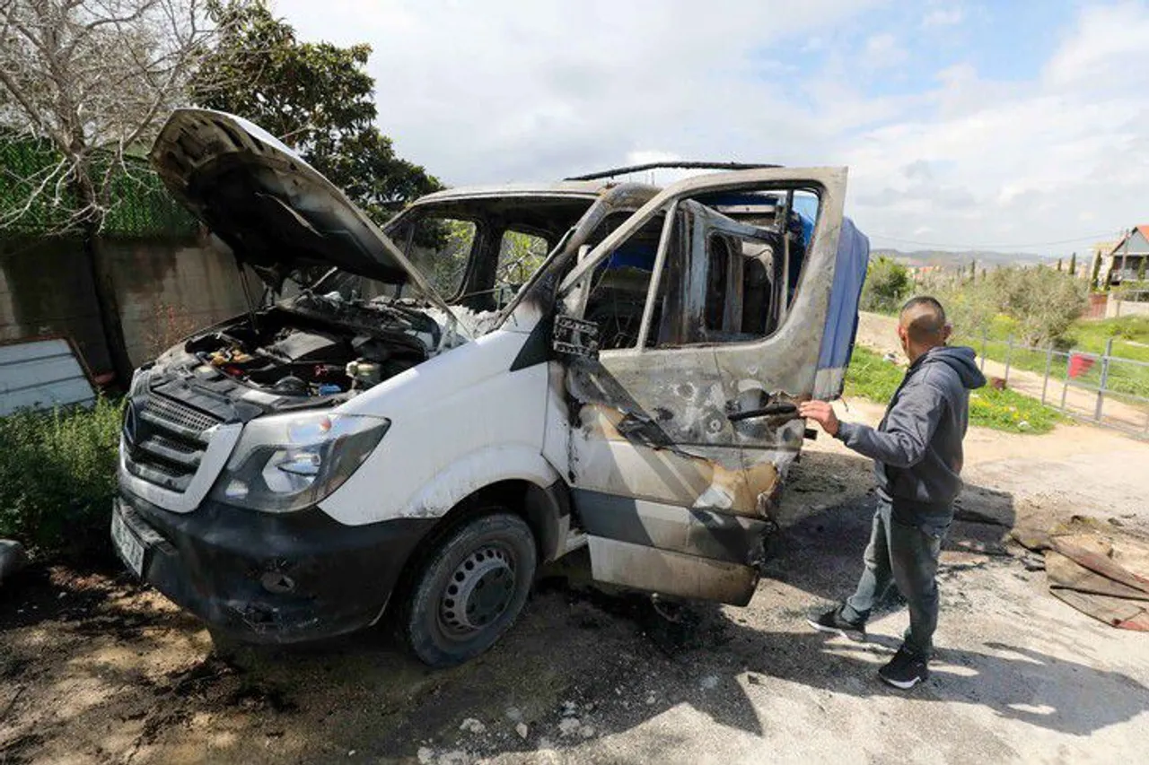 Pushtuesit izraelitë plagosën 10 palestinezë, dogjën shtëpi e automjete në Bregun Perëndimor