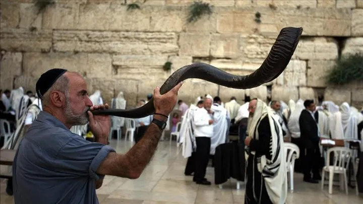 الضفة.. مستوطنون يؤدون صلوات تلمودية بالأغوار ويحرقون منازل ومركبات جنوب نابلس