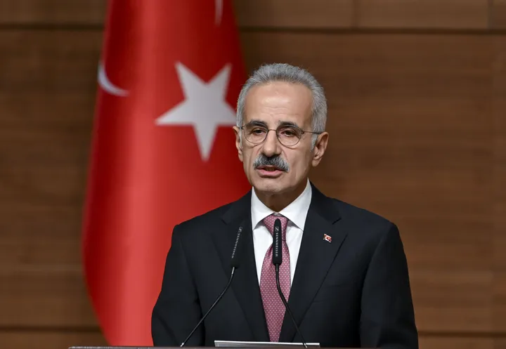 Anija e tretë në pronësi turke kalon nëpër Hormuz pas mbylljes së ngushticës