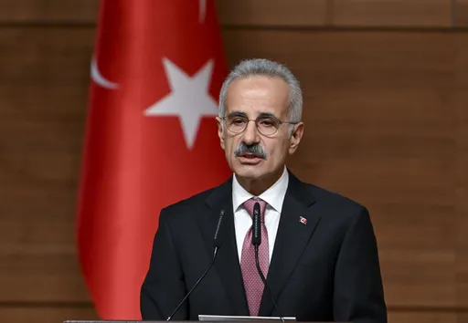 Anija e tretë në pronësi turke kalon nëpër Hormuz pas mbylljes së ngushticës