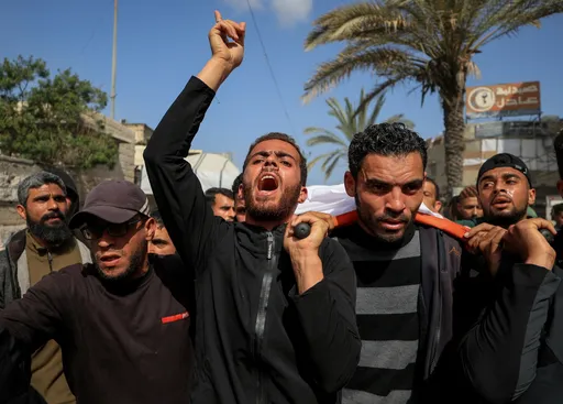 غزة.. الاحتلال يقتل ويصيب مدنيين في خان يونس وحصيلة الإبادة ترتفع إلى 72 ألفاً و302