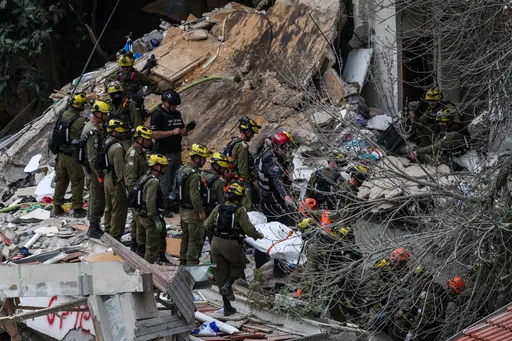 إسرائيل تعلن العثور على جثث أربعة مفقودين إثر قصف صاروخي في حيفا