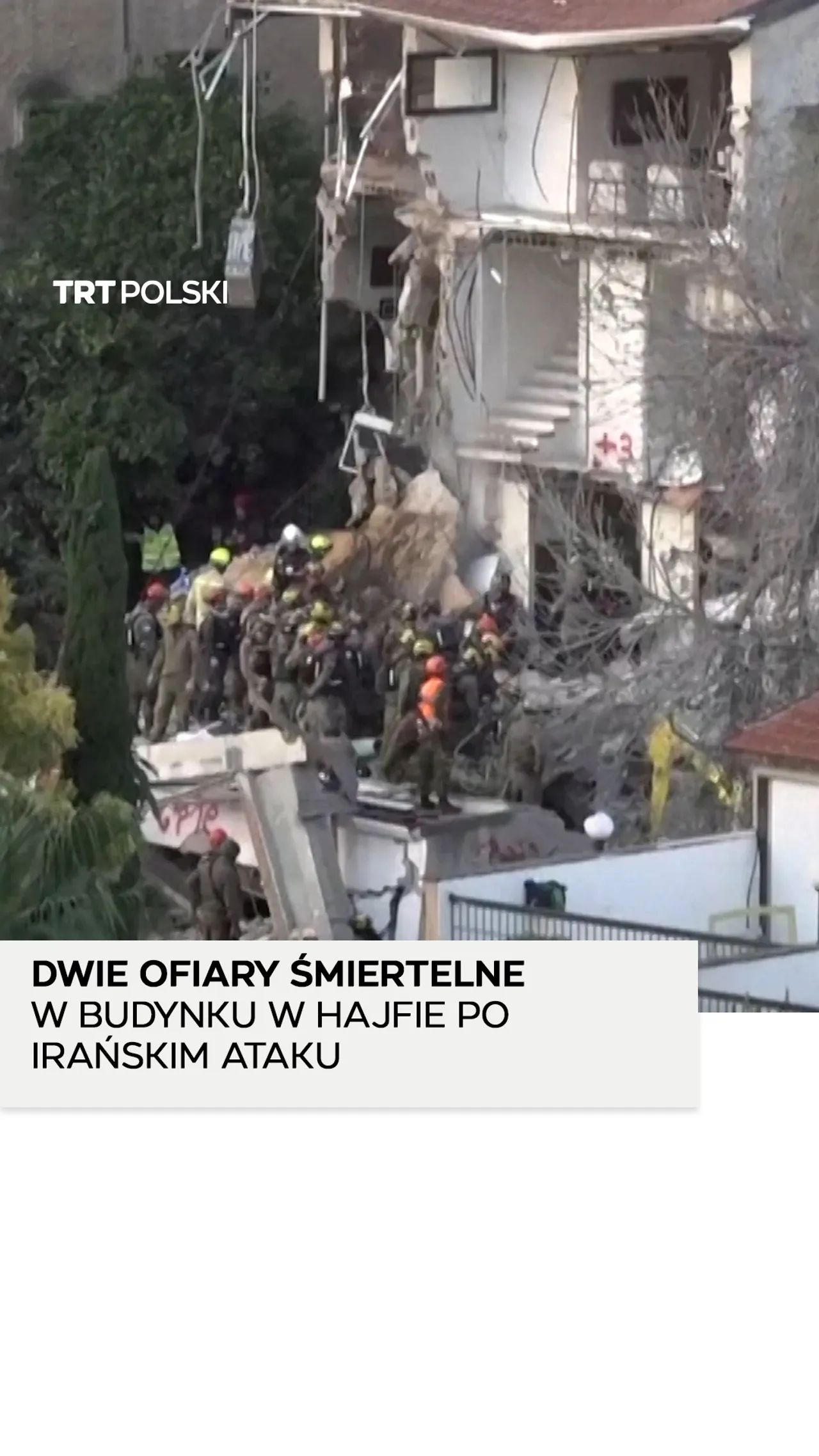 Izraelskie zespoły ratunkowe przeszukują gruzy budynku w Hajfie po irańskim ataku