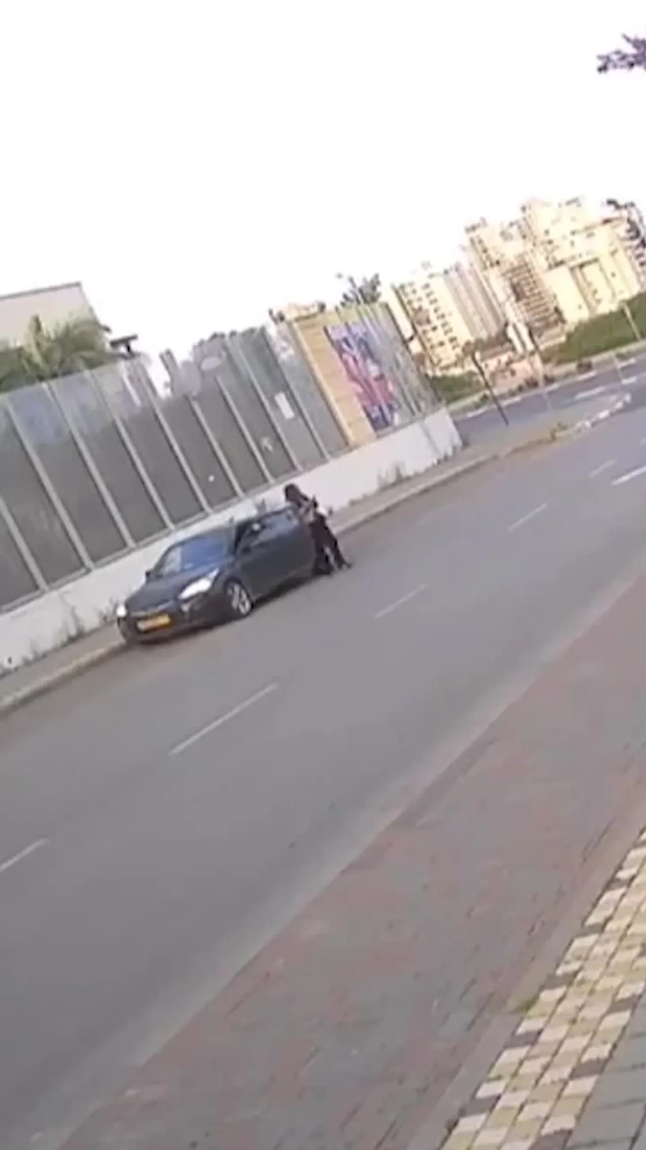 Mulher israelita ficou ferida devido aos destroços de um míssil que caiu em Petah Tikva