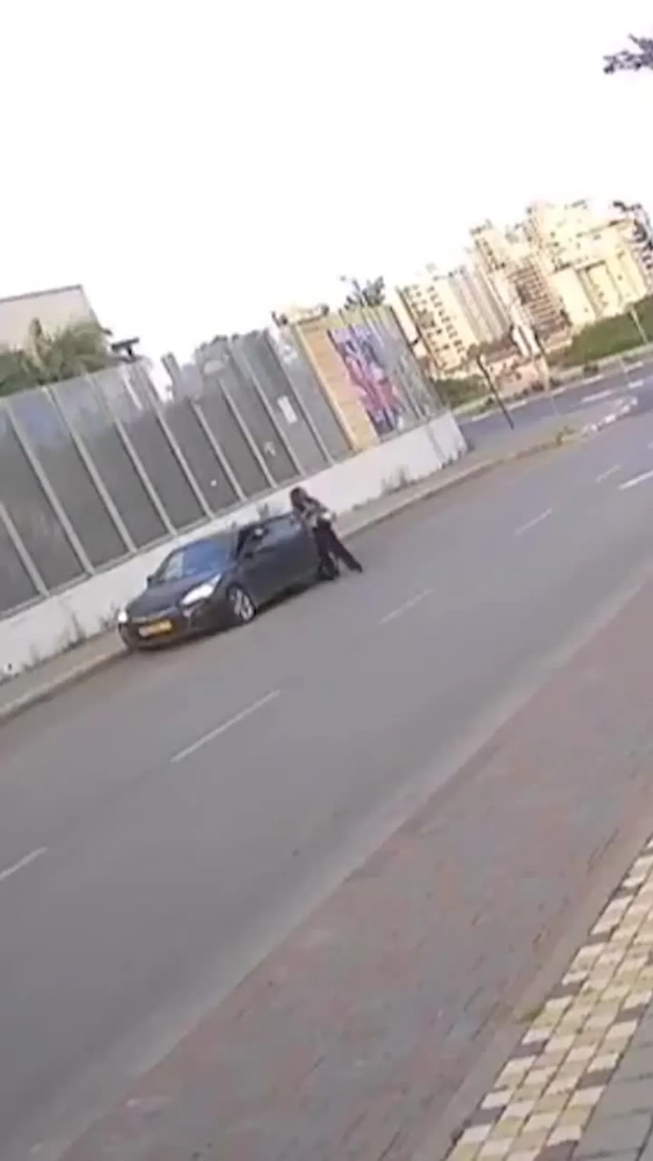 Petah Tikvada düşən raket qalıqları səbəbindən israilli qadın yaralandı